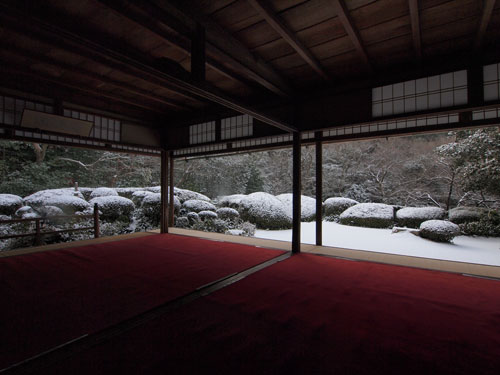 至楽巣から見た雪の庭園