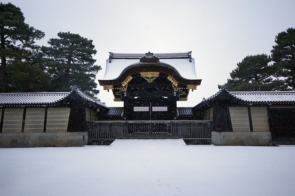 建春門の雪景色